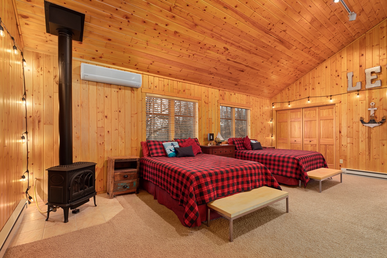 Bonus room - two full beds (above garage)