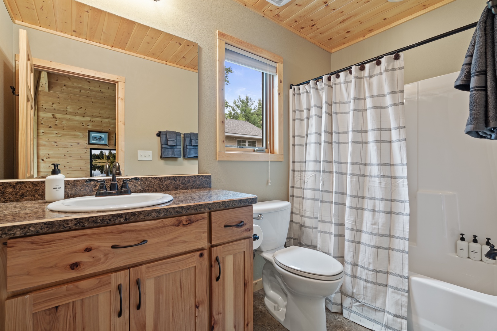 Upper Level Full Bath