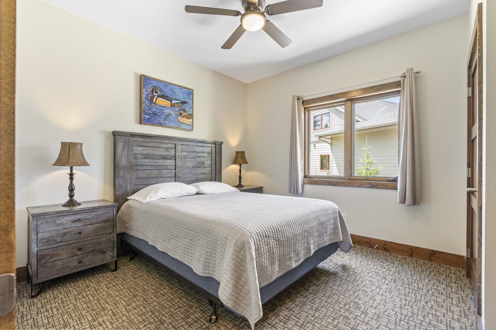 Queen Bedroom- Main Floor