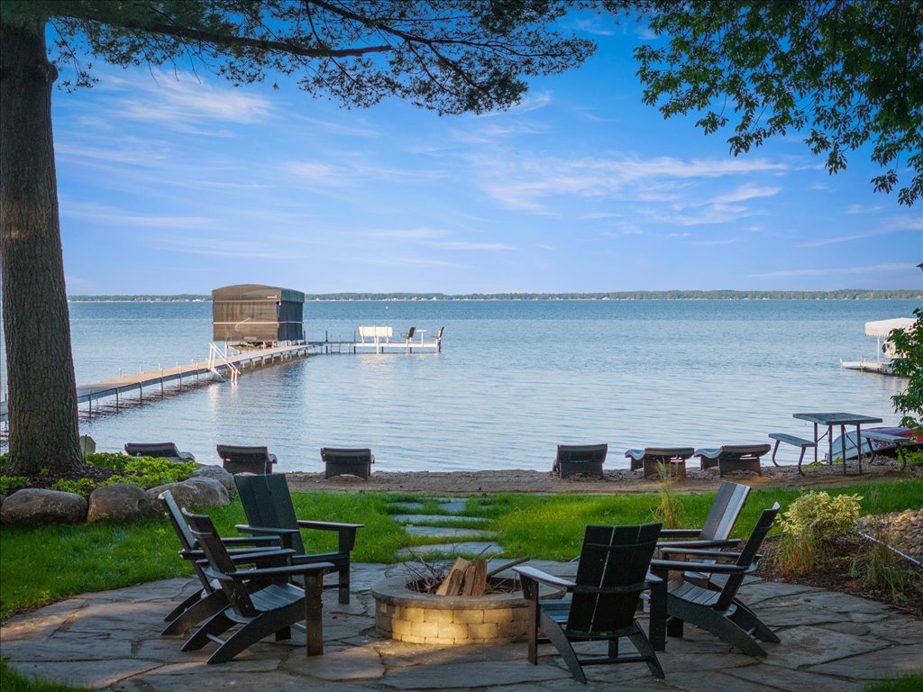 Views of Pelican Lake at firepit