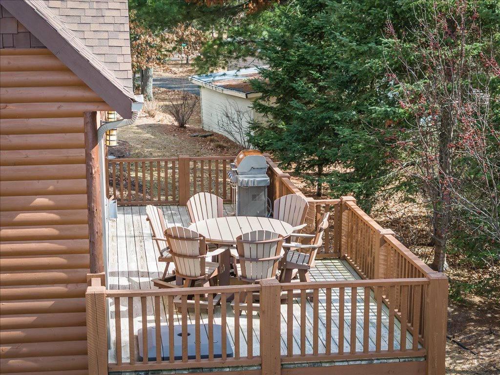 Lakeside deck w grill + dining