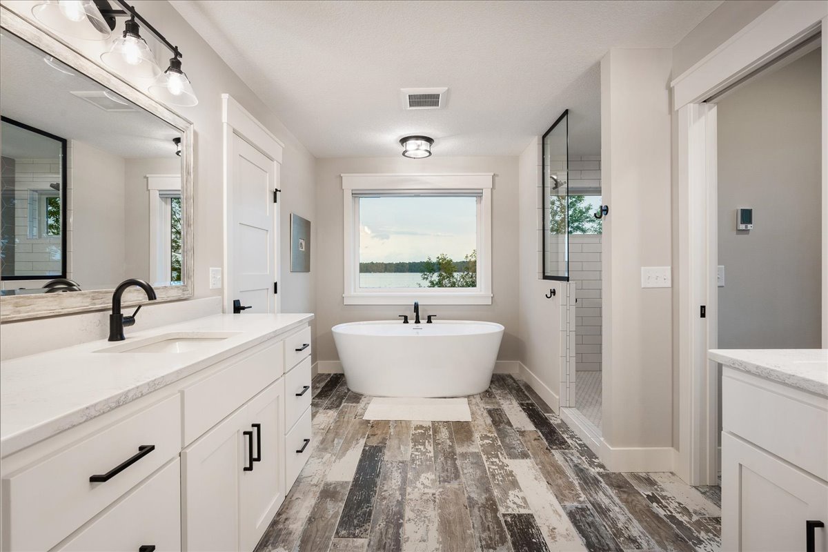 Primary Bathroom Ensuite - Soaking tub and walk in Shower
