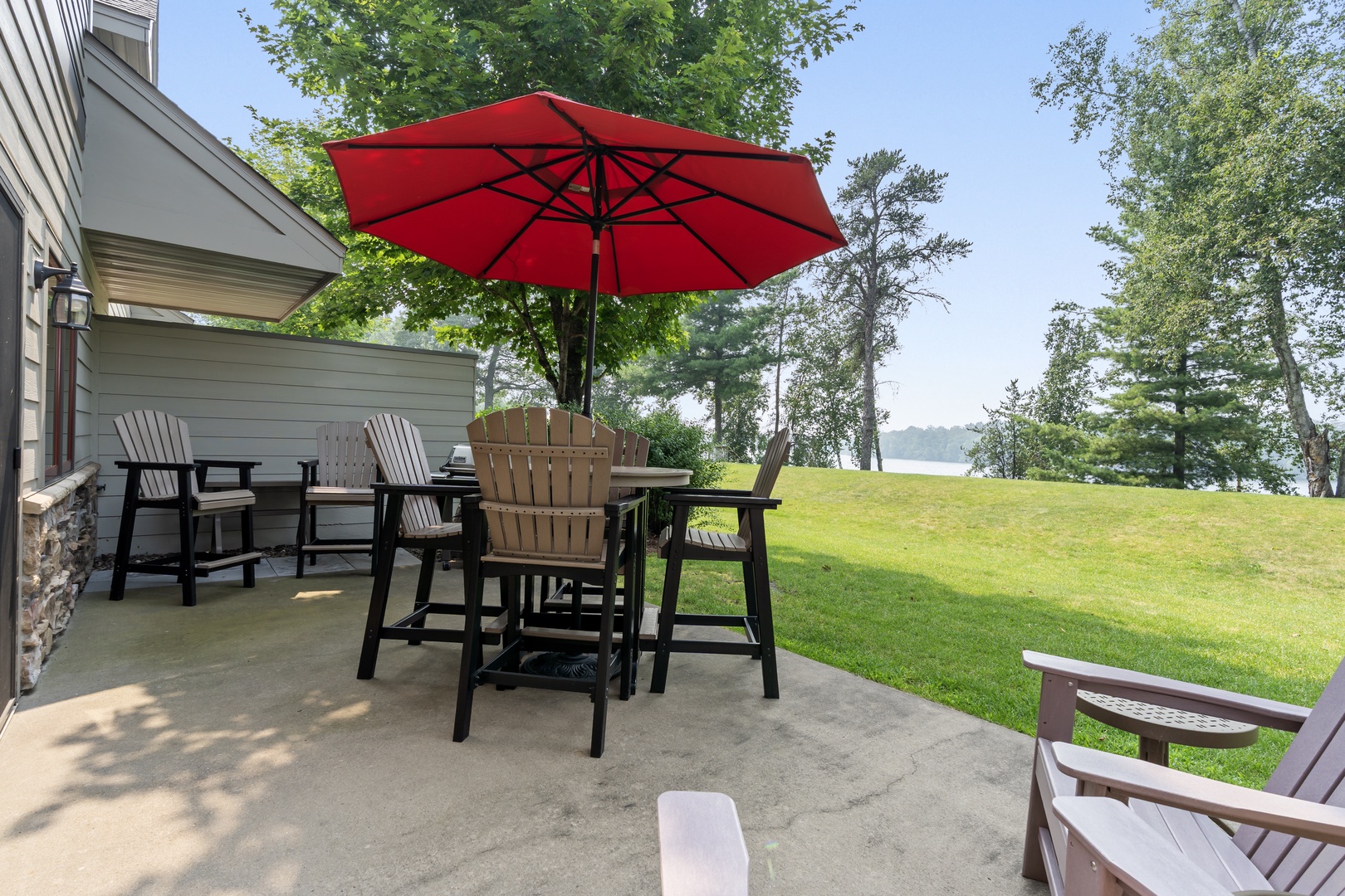Lakeview Patio Dining with gas grill