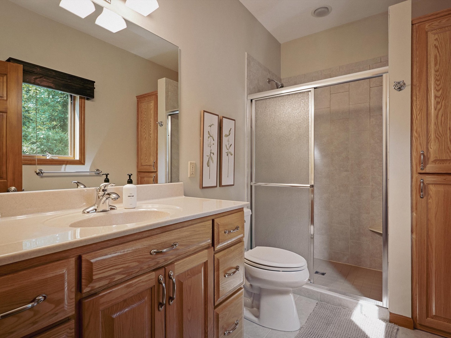 Upper level family suite ensuite.