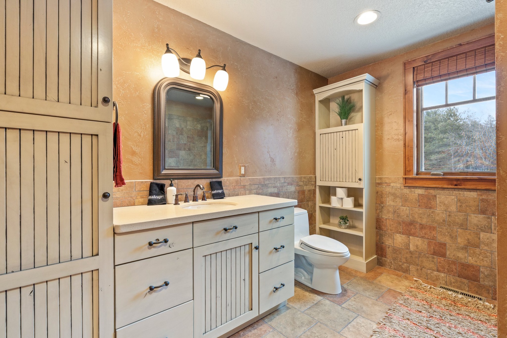 Ensuite Bathroom #2 Upper Level