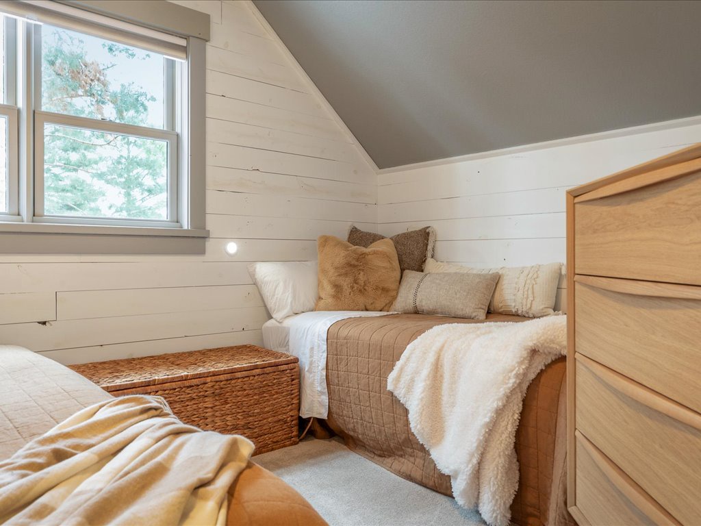 Bedroom with King Bed + Extra Daybed