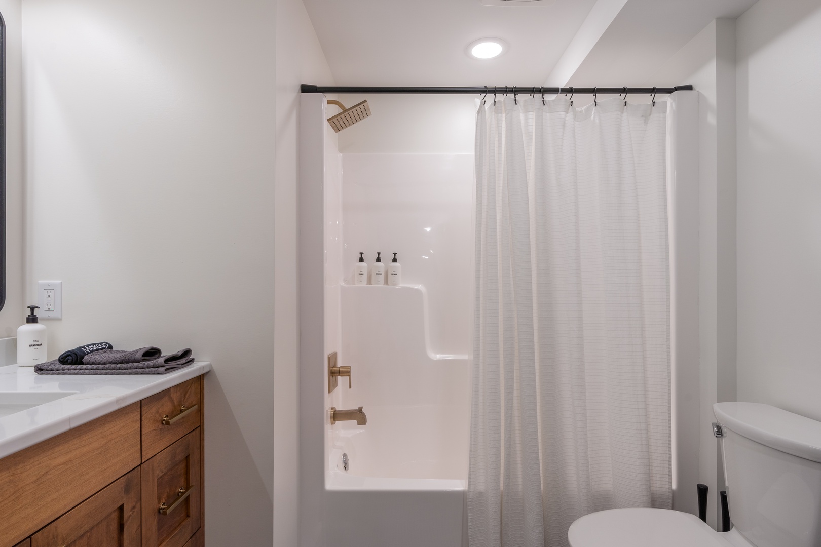 Lower Level Full Bath