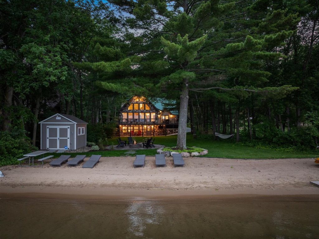 Pelican Lake- Sandy beach, Water Toys, Firepit