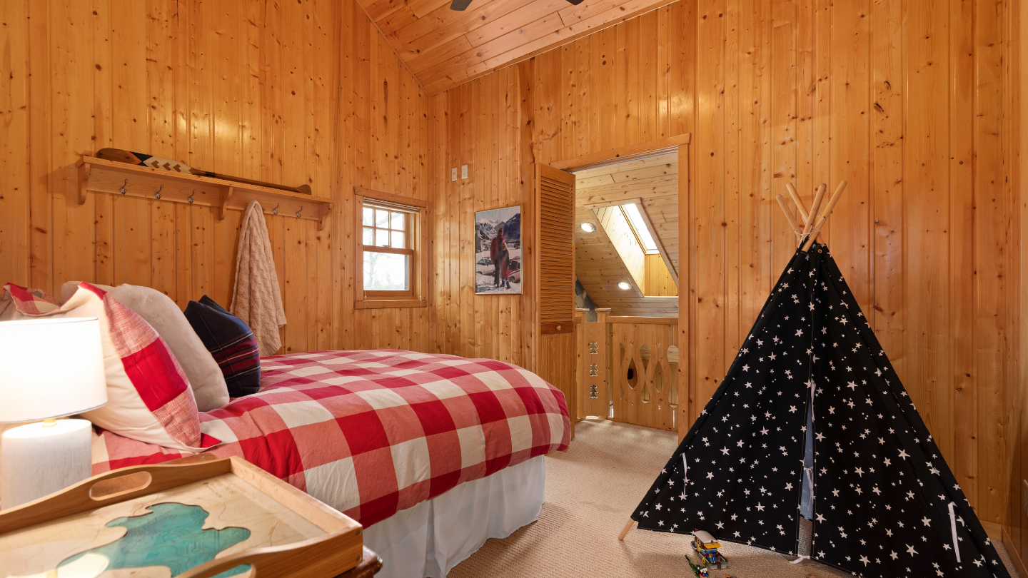 Upper Level Bedroom - Queen Bed 2
