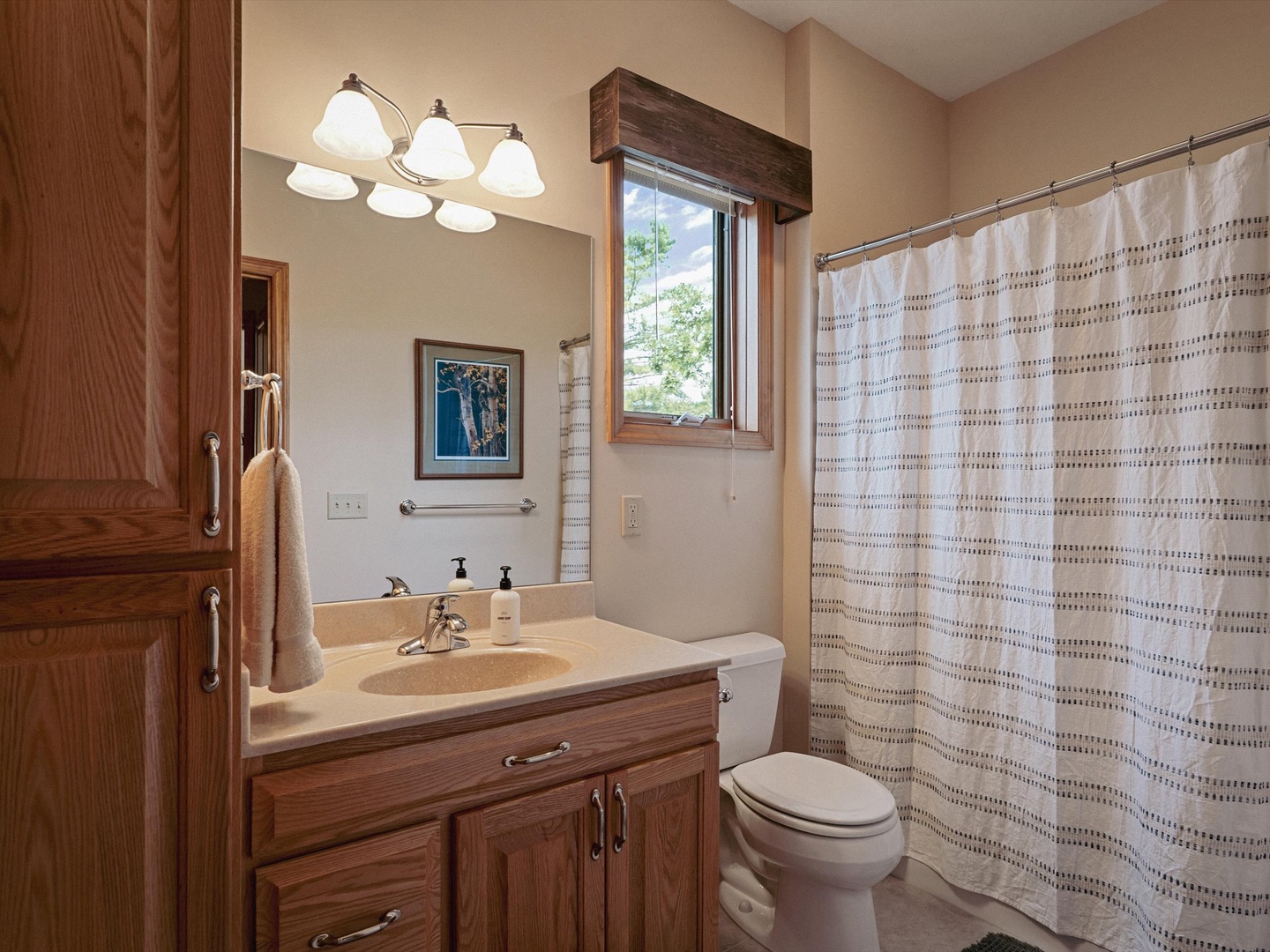 Upper level bathroom.