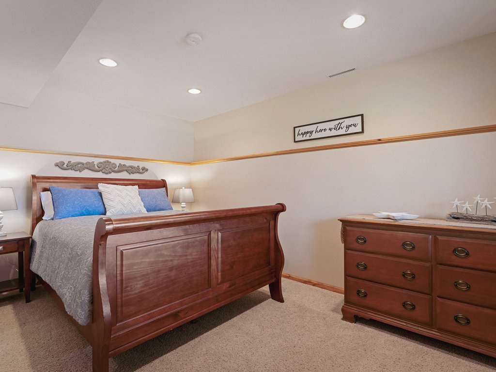 Queen Bed - Lower Level