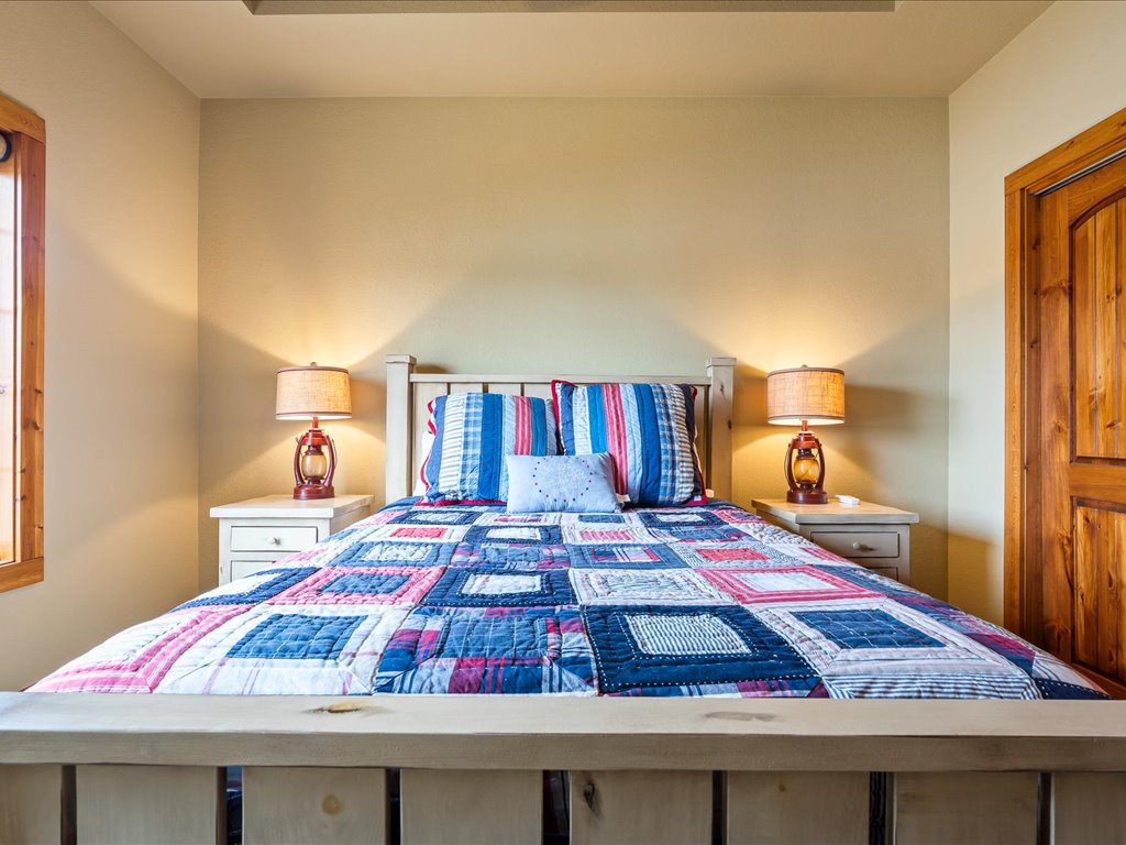 Lakeside Queen Bedroom