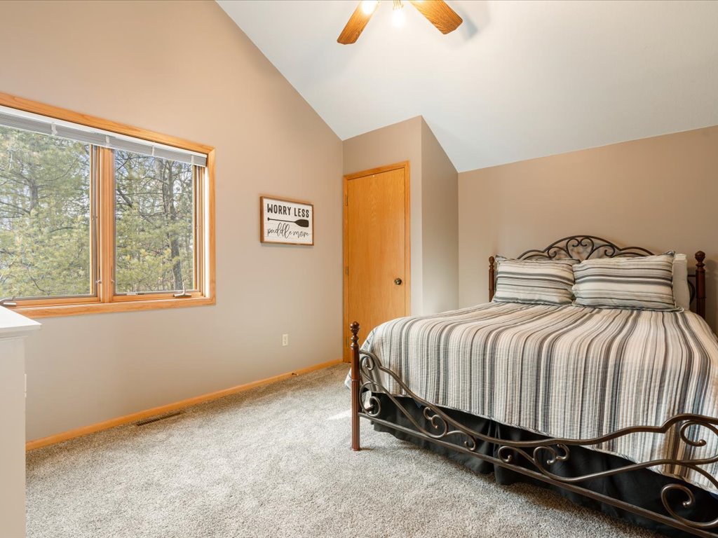 Queen Bedroom- Guest Cabin