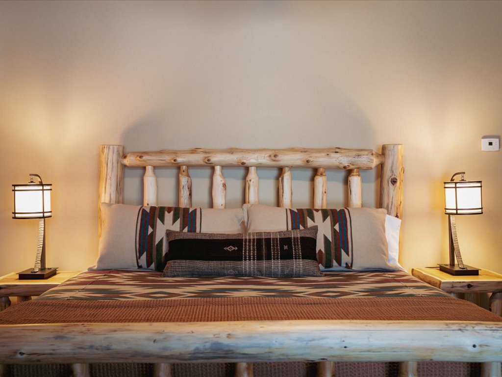 King Lakeside Bedroom #2 - LL Right