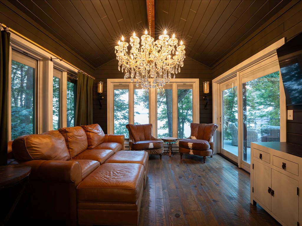 Sitting room with TV