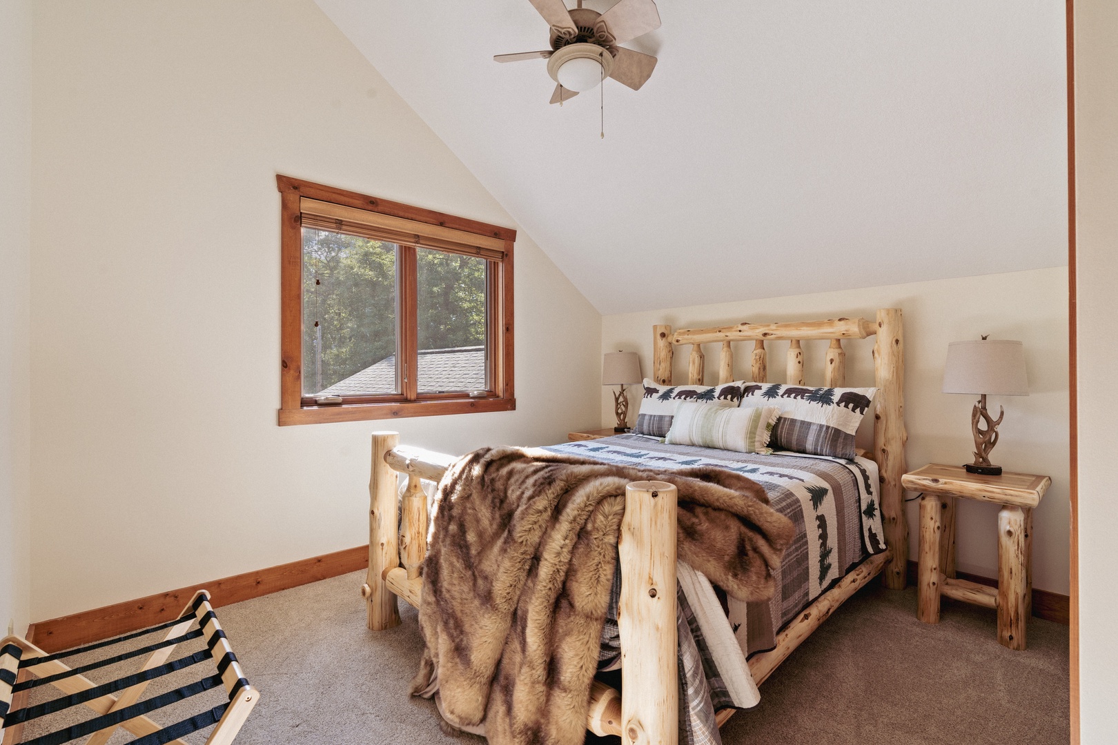 Queen Bedroom: Upper Level