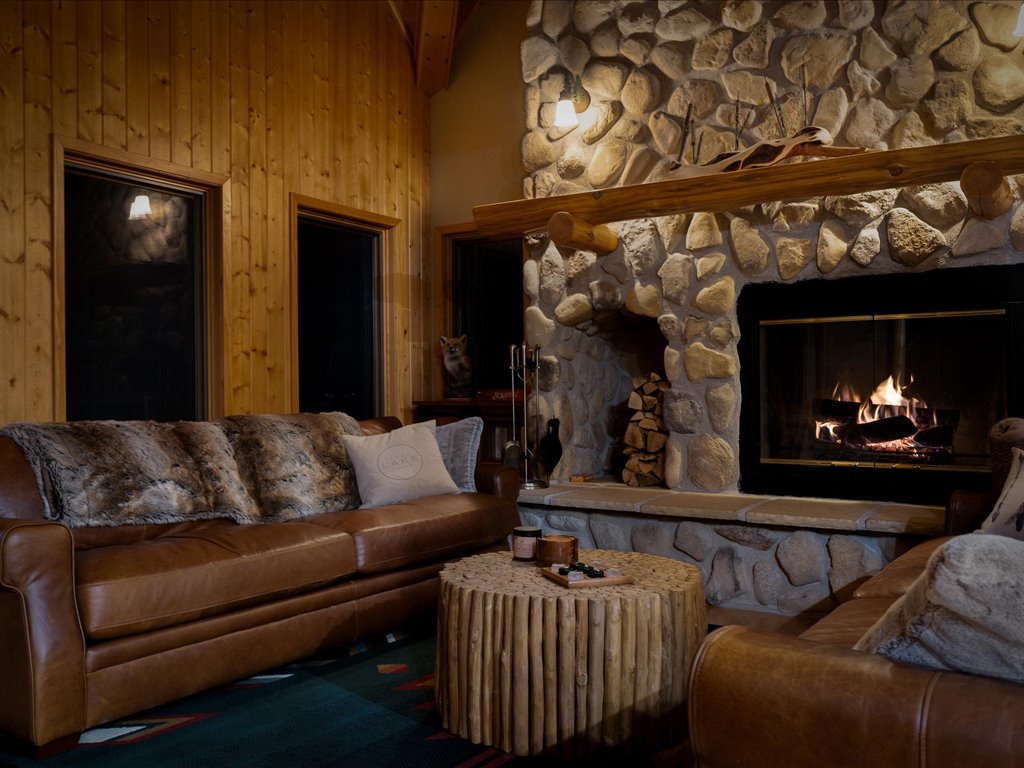 Cozy Living room - Wood Burning Fireplace