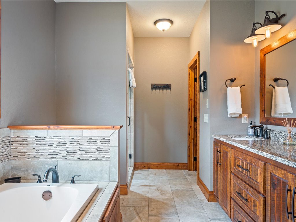Primary Ensuite - Main Floor