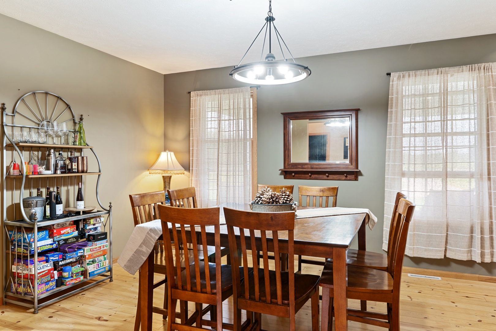Game room, extra dining space (MF)