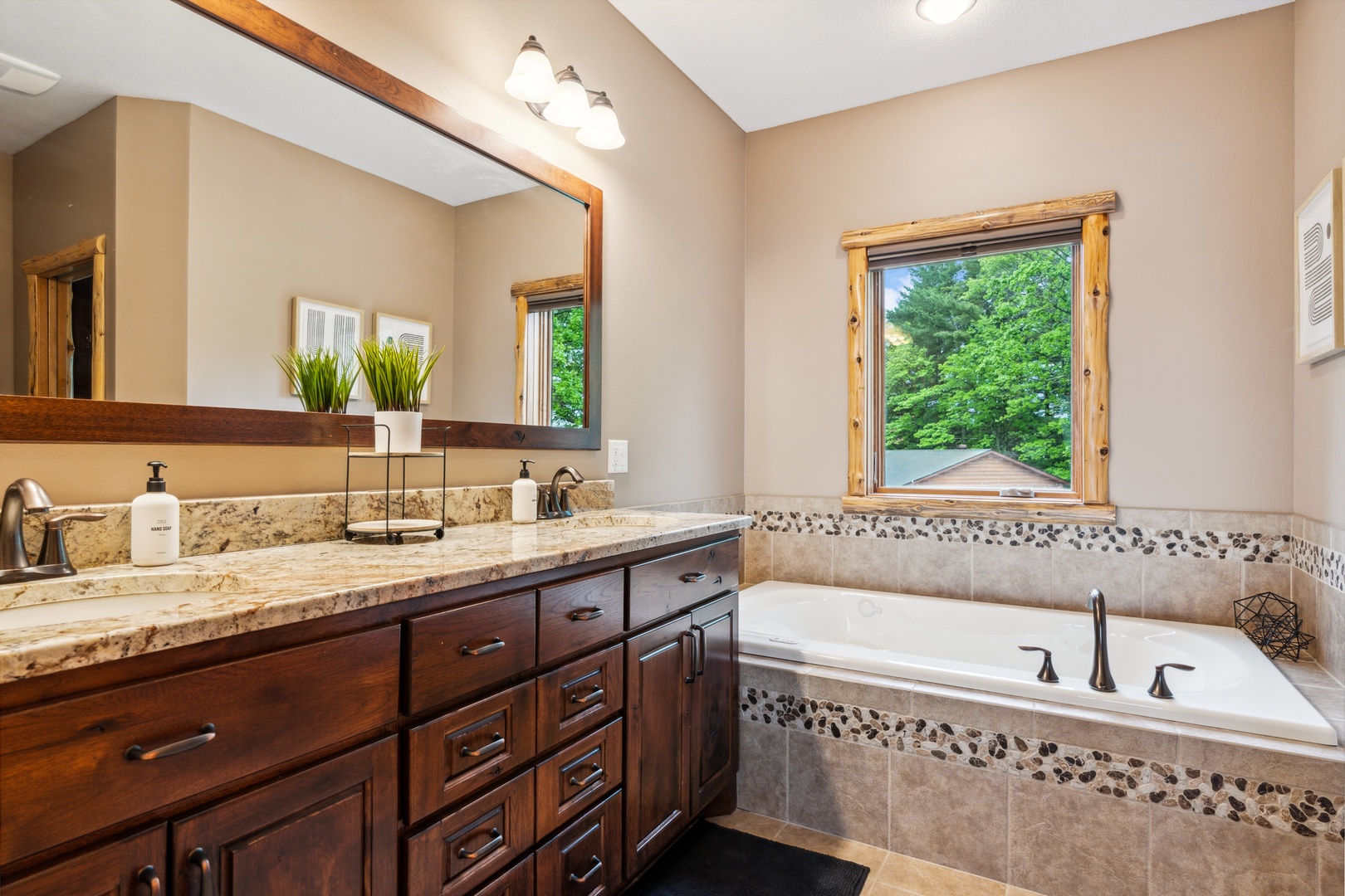 Primary Ensuite w/Jacuzzi