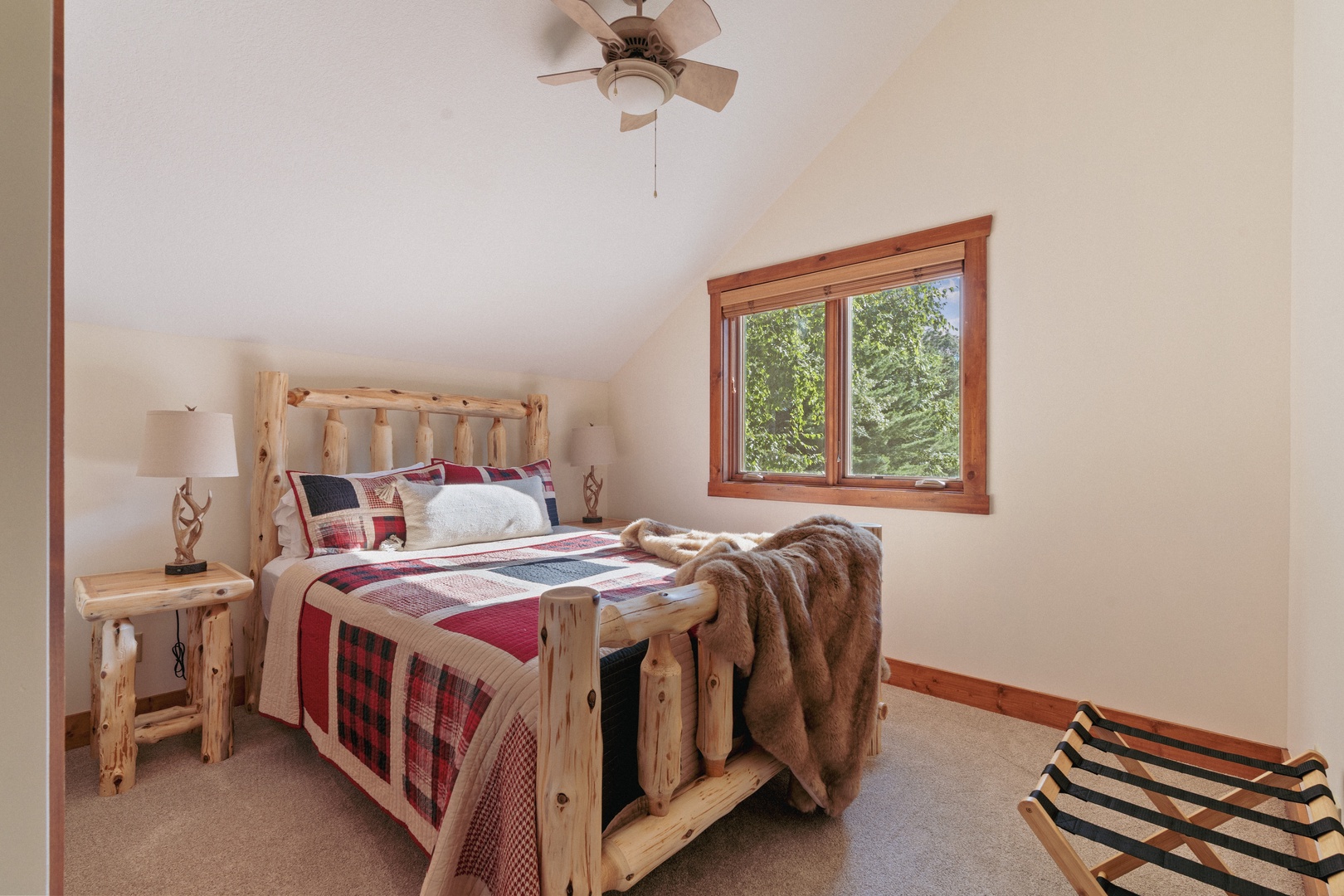 Queen Bedroom: Upper Level