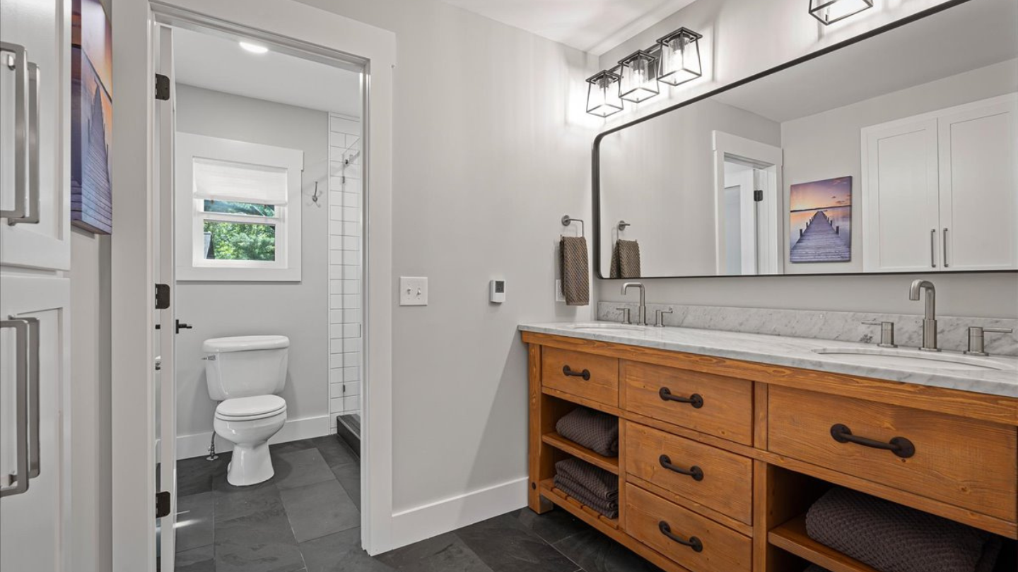 Upper Level Family Suite Bathroom