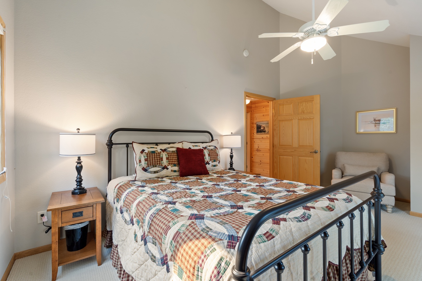 Single Queen Bedroom: Upper Level