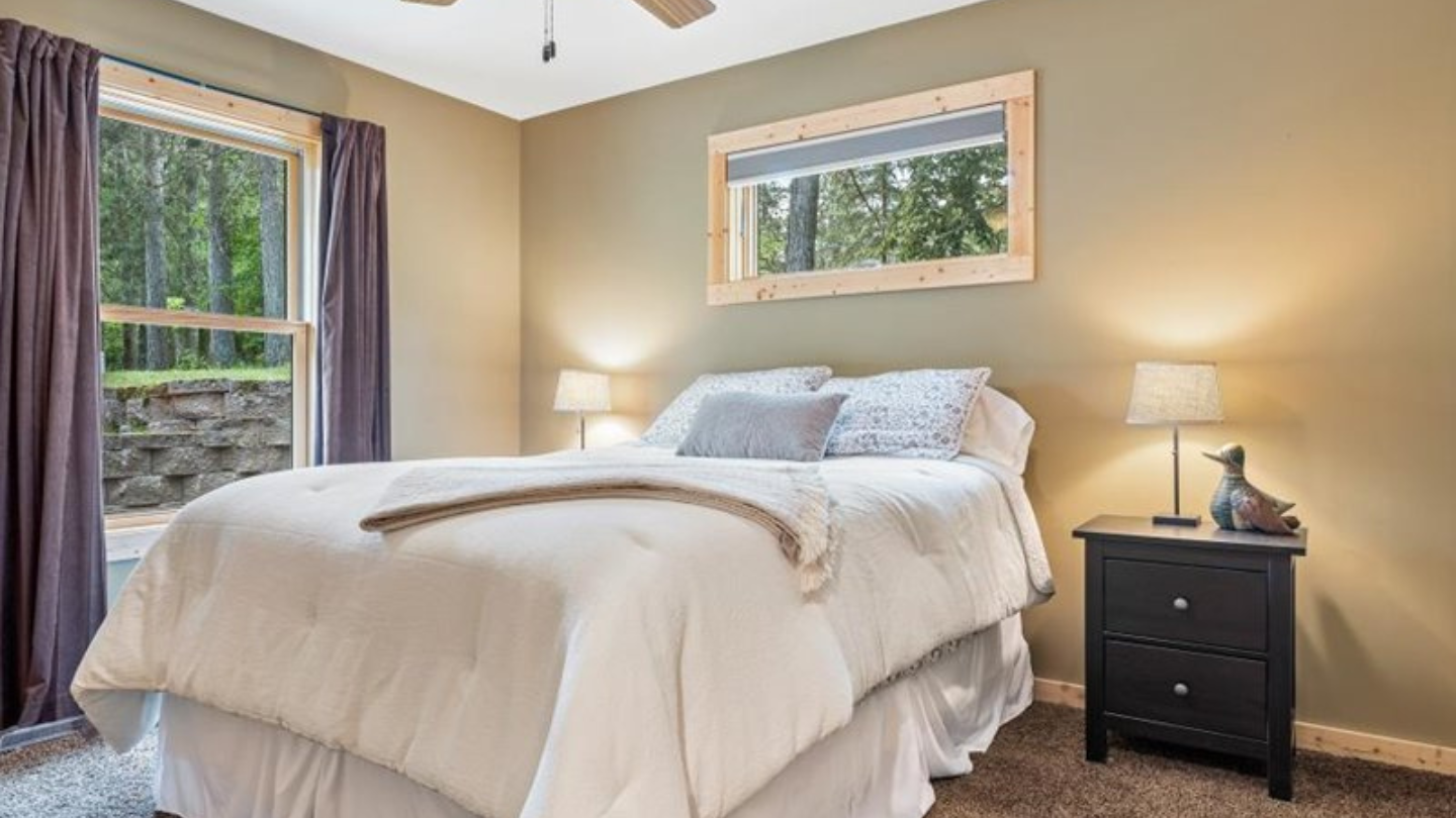 Main Floor Bedroom - Queen