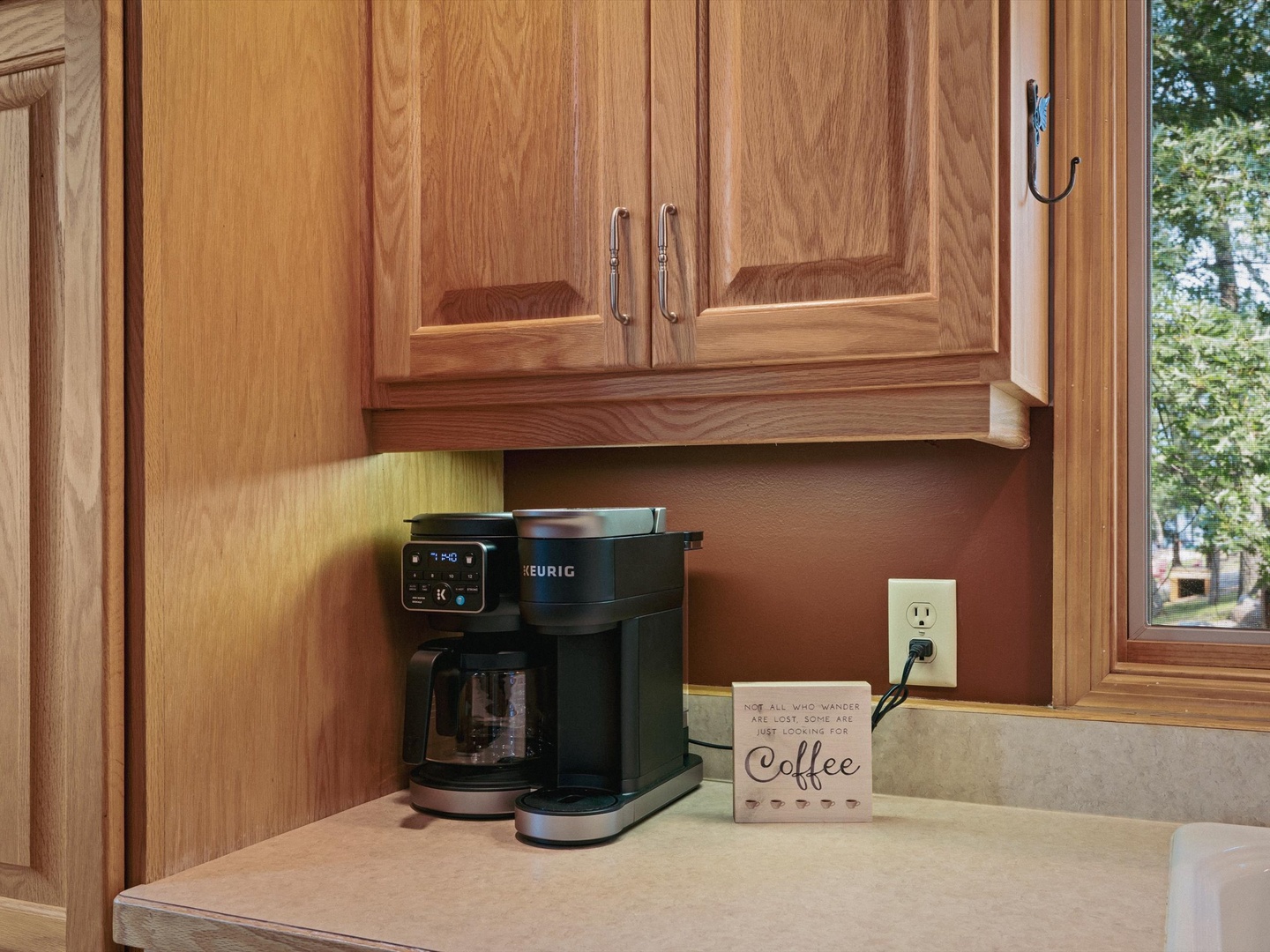 Single serve & full pot coffee maker.