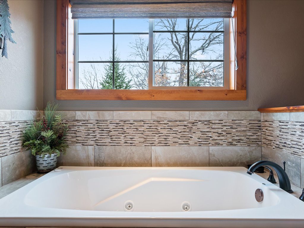Primary Ensuite with Jetted Tub - Main Floor