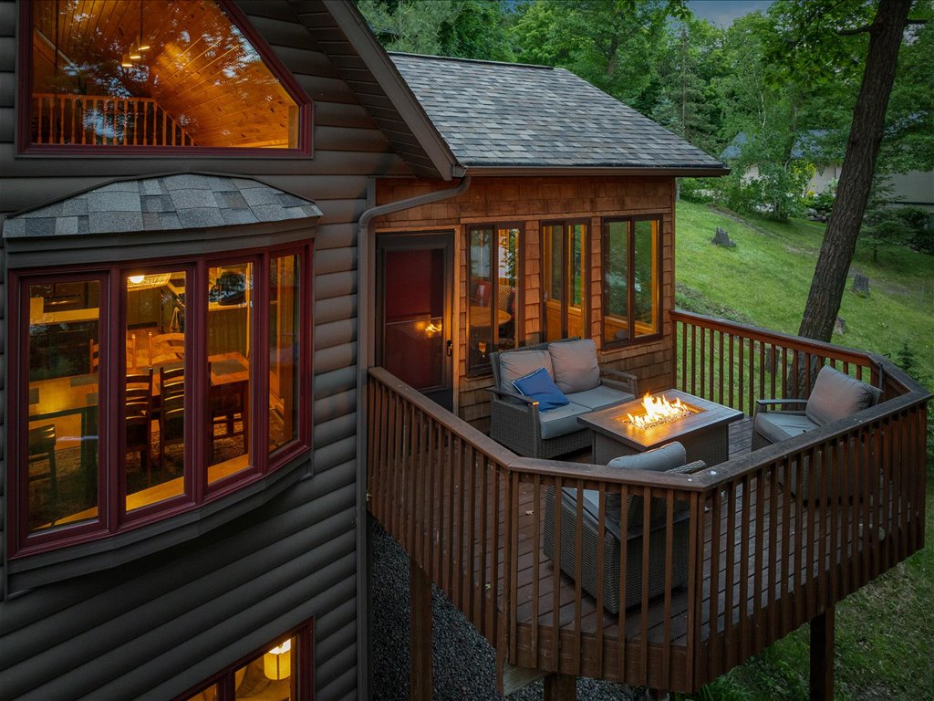 Lakeside Deck w/ Firetable