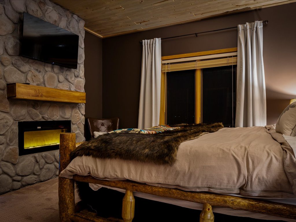 Main Floor Bedroom Ensuite - Twilight