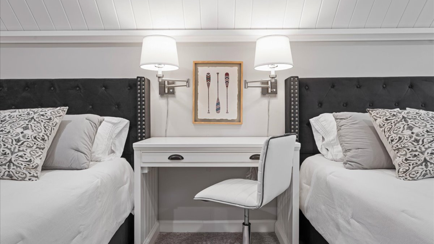 Upper Level Family Suite - 2 Queen Beds