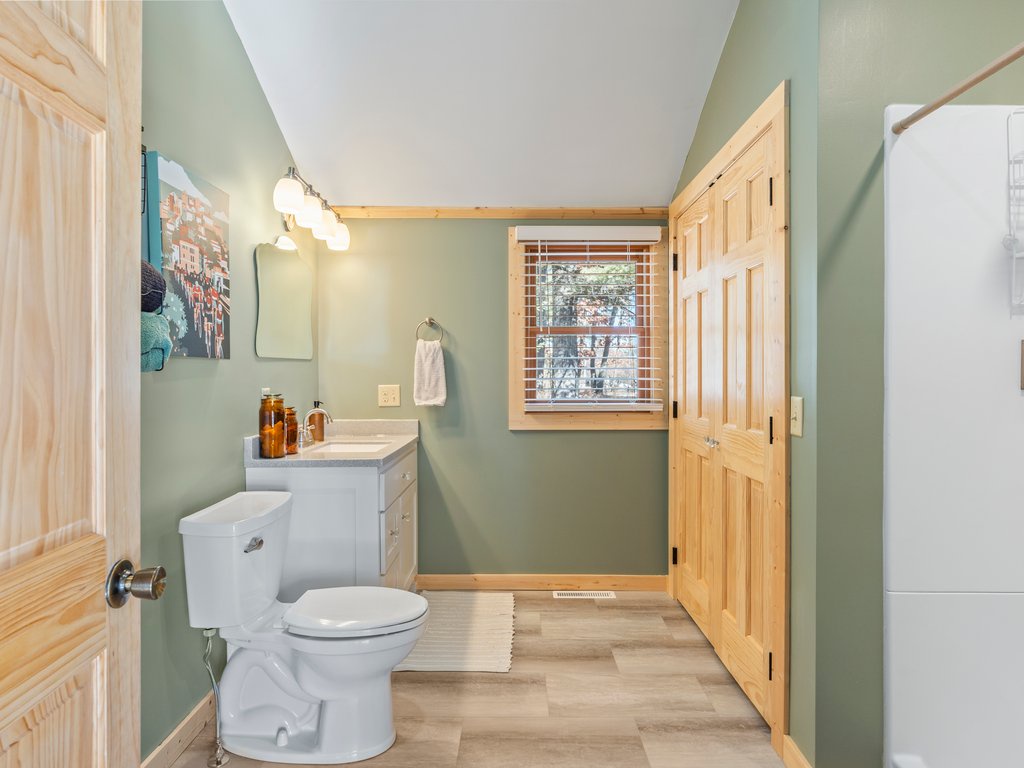 Common bathroom with shower