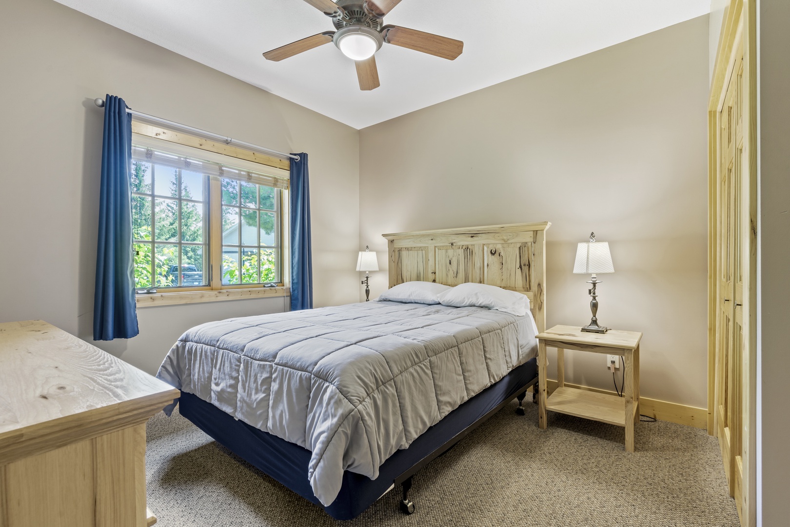 Queen Bedroom- Main Floor