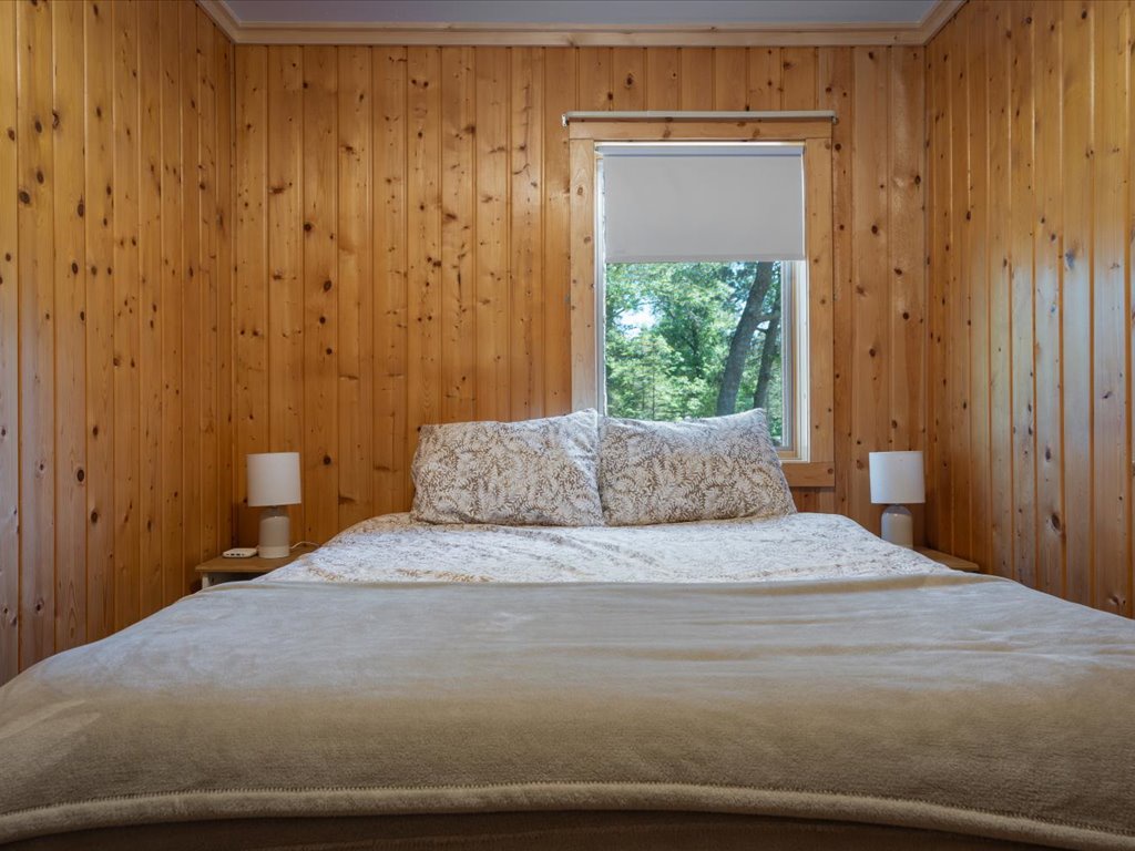 guest cottage - queen bedroom