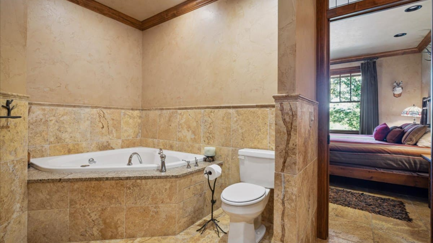 Main Lodge - Ensuite Bathroom