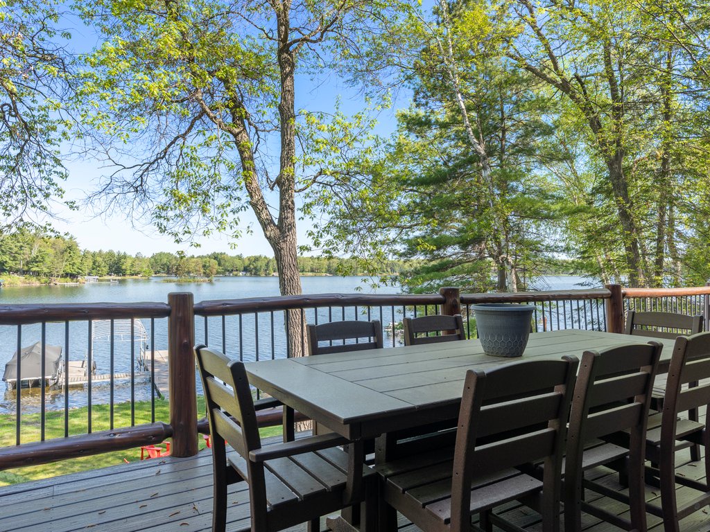 Al Fresco Dining on the lakeview deck