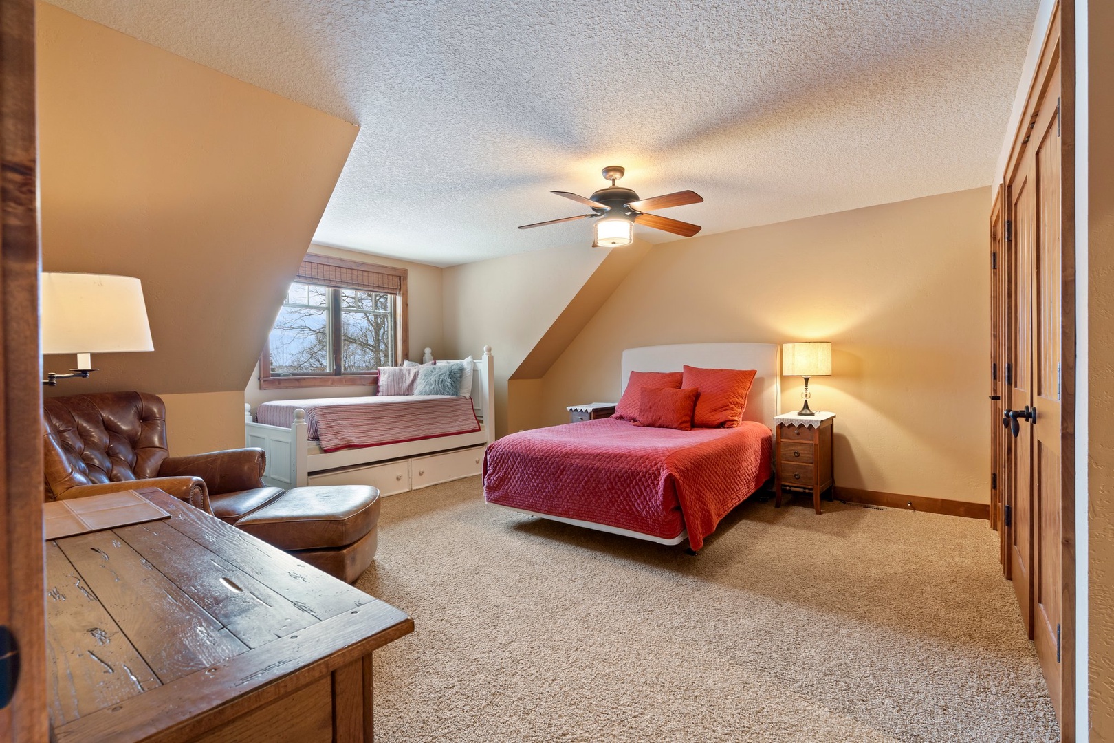 Cozy bedroom with Queen Bed and Twin/Trundle and Ensuite Bathroom