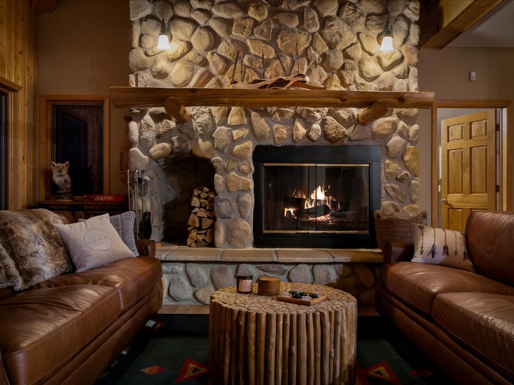 Cozy Living room - Wood Burning Fireplace