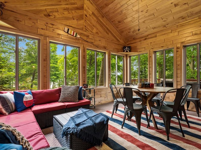 Lakeside 3-season porch w Heating element