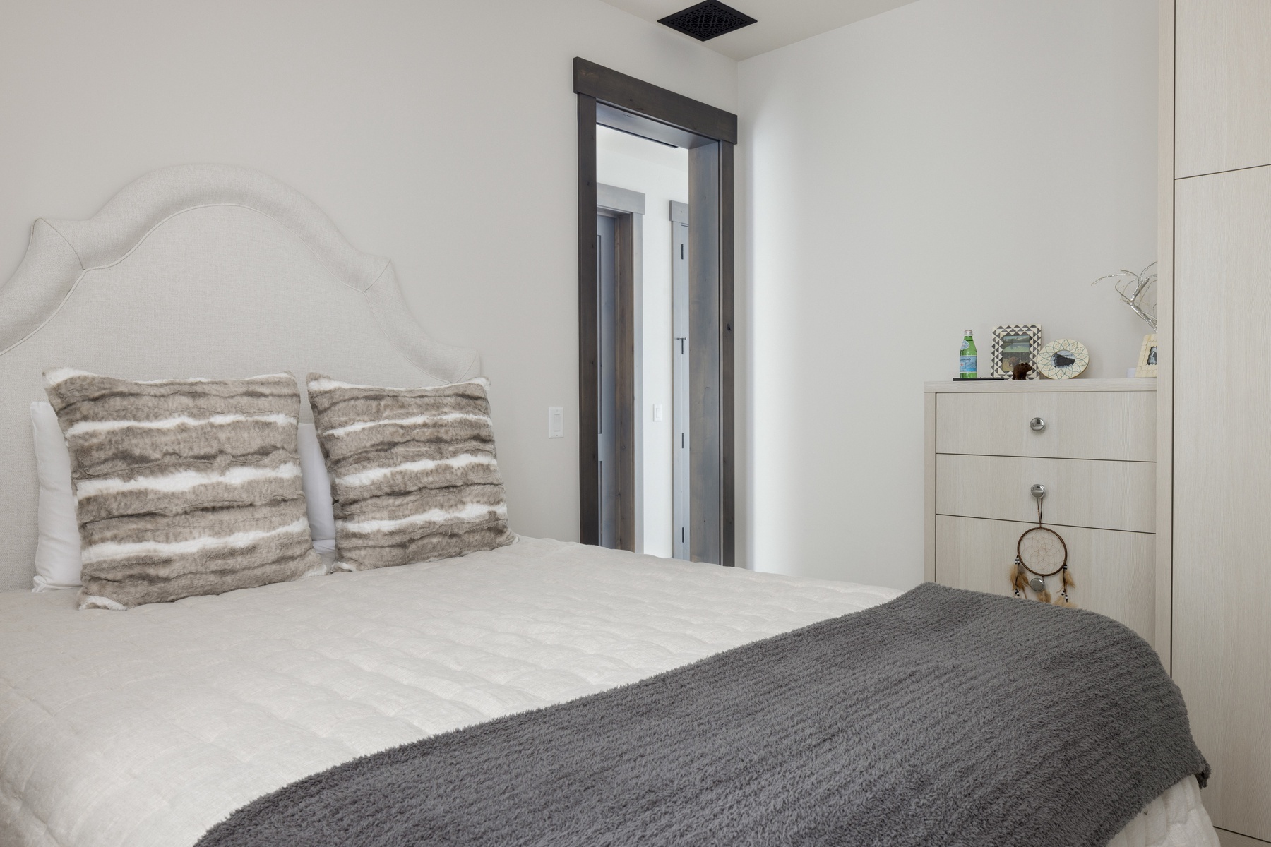 14-mountain-serenity-bedroom-alt