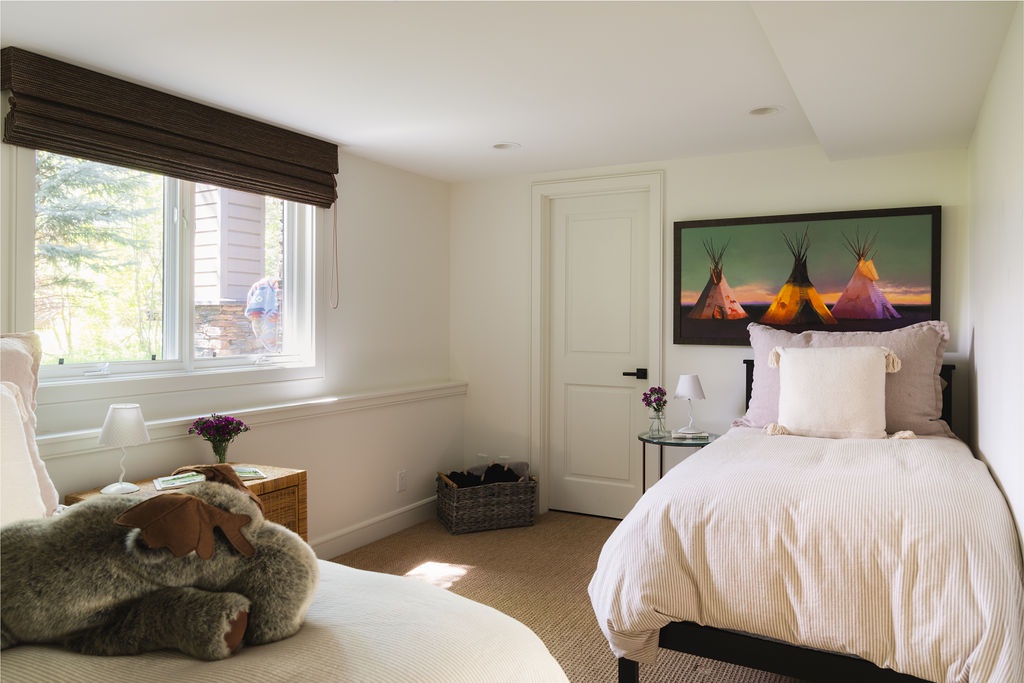 14-arrowleaf-lodge-guest-bedroom-window-seat