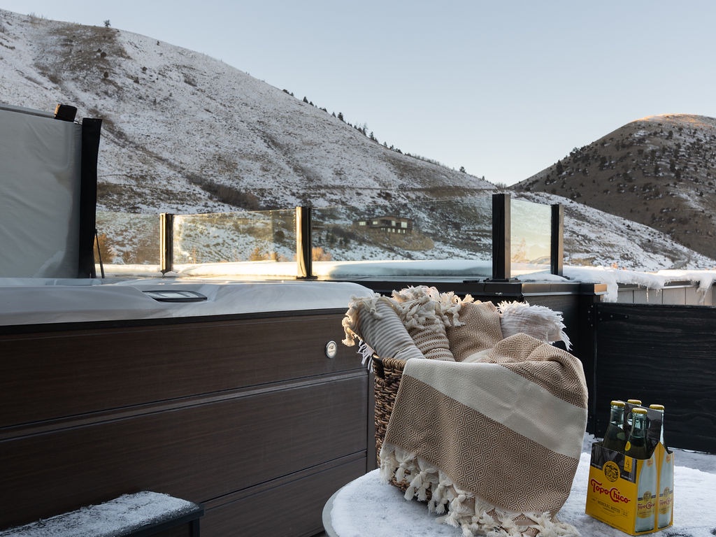 glenwood-12-wellness-rooftop-hot-tub-4x3