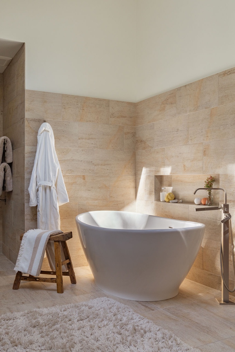 10-arrowleaf-lodge-primary-bathroom-soaking-tub