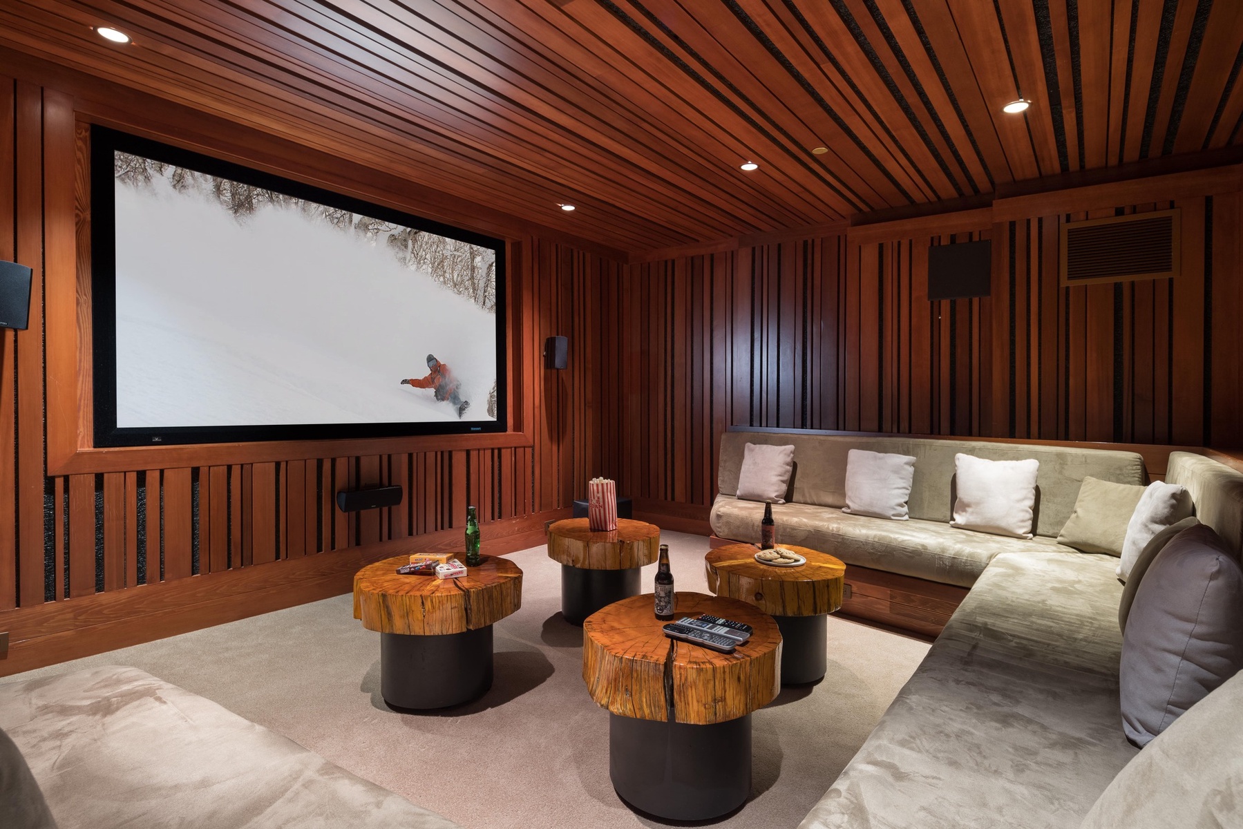 07-the-lookout-movie-theater