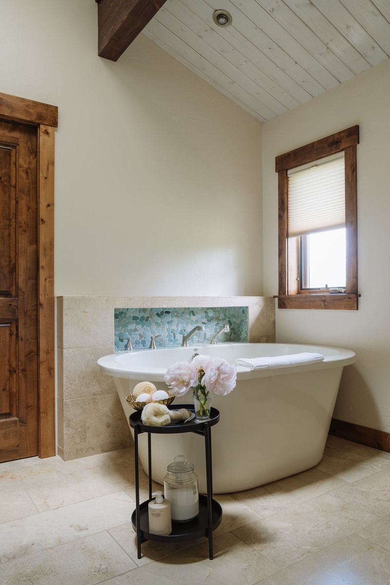 teton-refuge-wellness-soaking-tub-teton-view