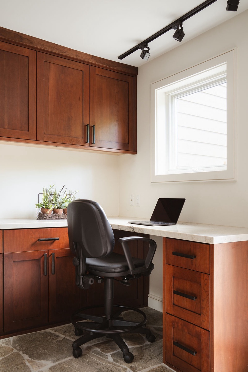13-arrowleaf-lodge-workspace-mudroom