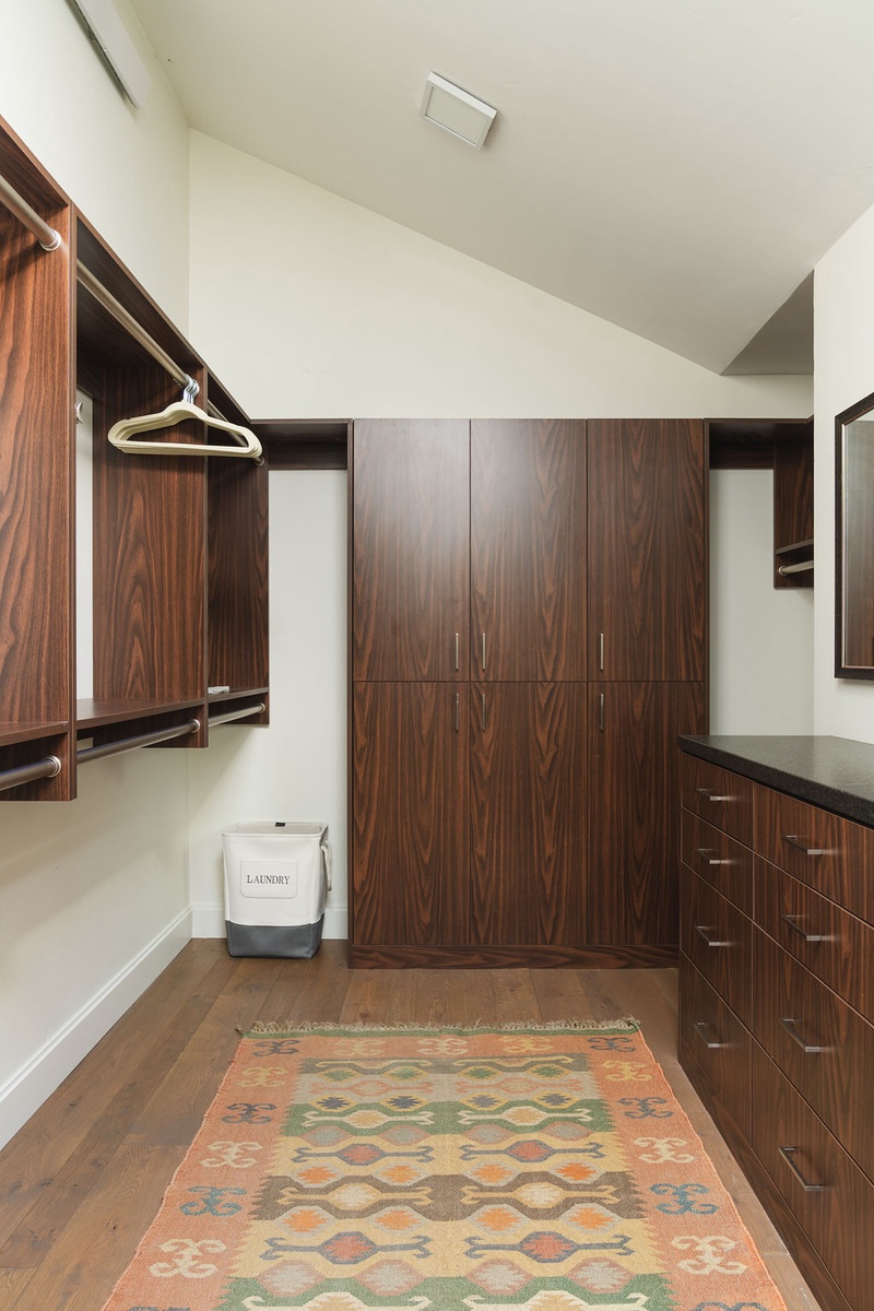 arrowleaf-lodge-primary-closet