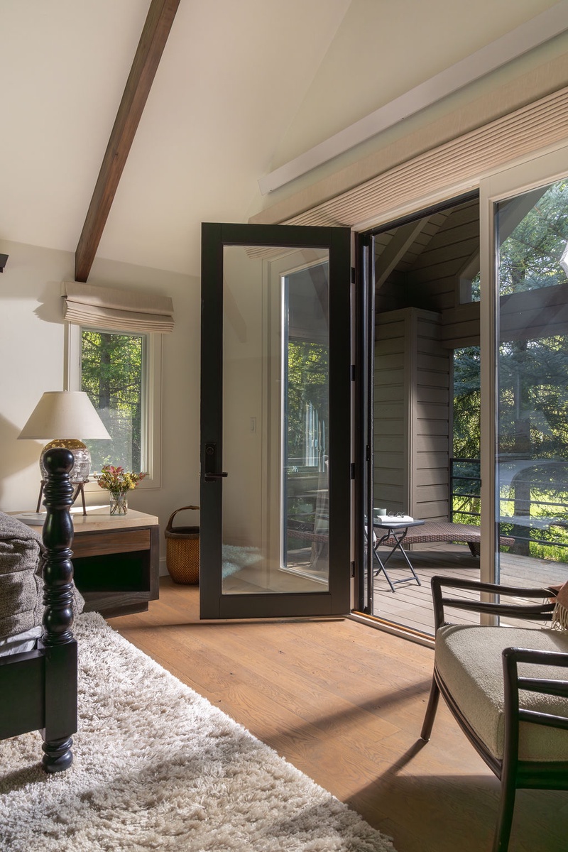 09-arrowleaf-lodge-primary-bedroom-private-balcony
